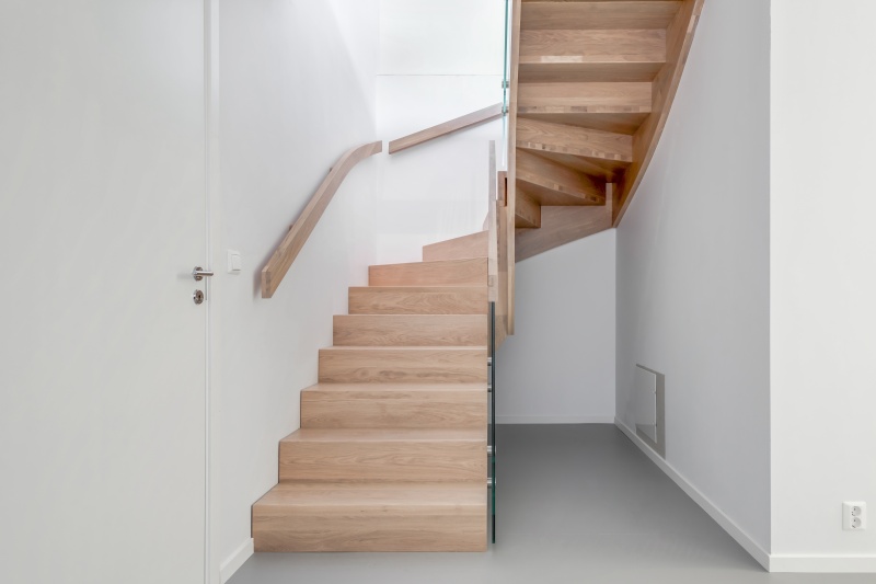 Mediniai ąžuoliniai laiptai: ąžuoliniai, U forma, Skaidriai balta 3409.