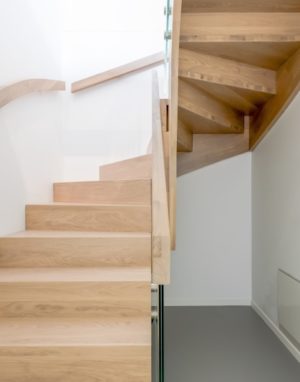 Mediniai ąžuoliniai laiptai: ąžuoliniai, U forma, Skaidriai balta 3409.