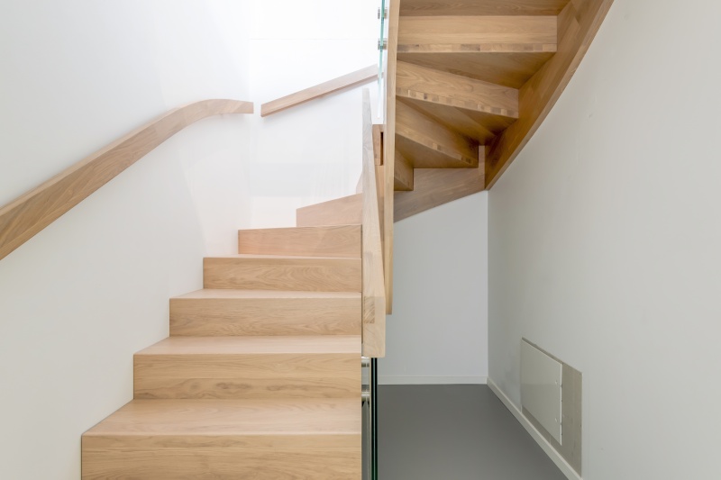 Mediniai ąžuoliniai laiptai: ąžuoliniai, U forma, Skaidriai balta 3409.