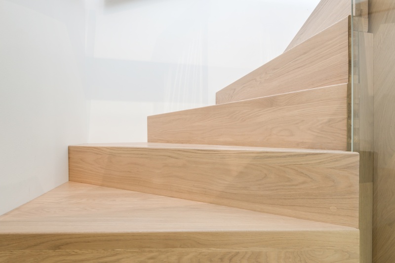 Mediniai ąžuoliniai laiptai: ąžuoliniai, U forma, Skaidriai balta 3409.