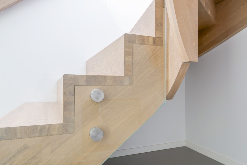 Mediniai ąžuoliniai laiptai: ąžuoliniai, U forma, Skaidriai balta 3409.