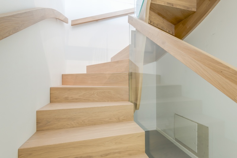 Mediniai ąžuoliniai laiptai: ąžuoliniai, U forma, Skaidriai balta 3409.