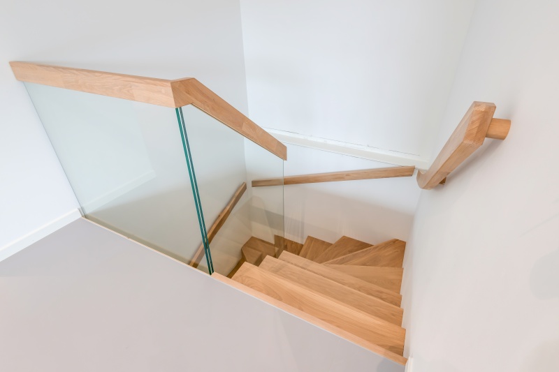 Mediniai ąžuoliniai laiptai: ąžuoliniai, U forma, Skaidriai balta 3409.