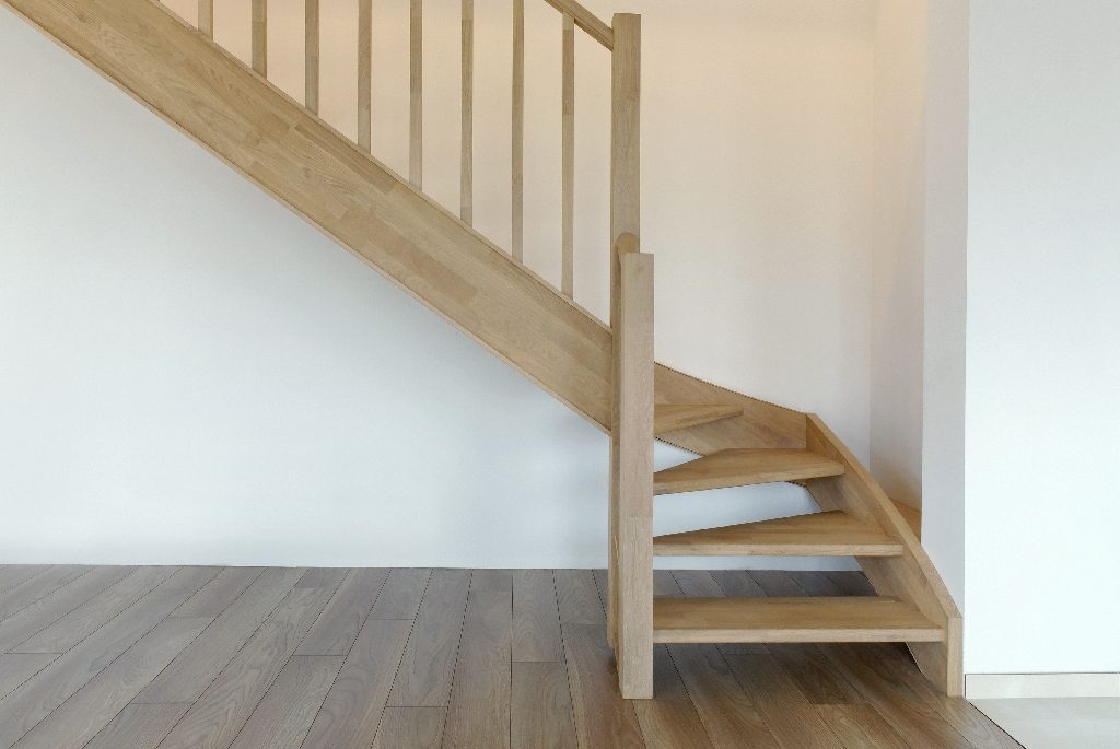 Mediniai laiptai iš ąžuolo masyvo: forma U, spalva Bespalvė 3305.