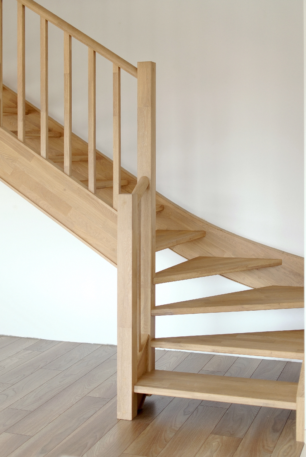 Mediniai laiptai iš ąžuolo masyvo: forma U, spalva Bespalvė 3305.