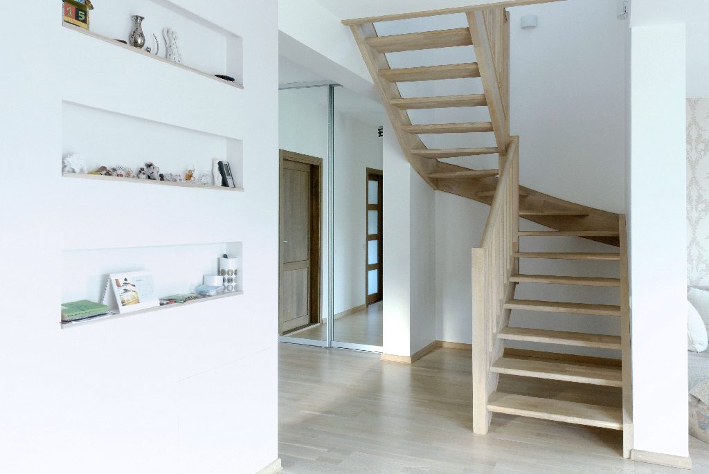 Mediniai laiptai iš ąžuolo masyvo: forma U, spalva Bespalvė 3305.