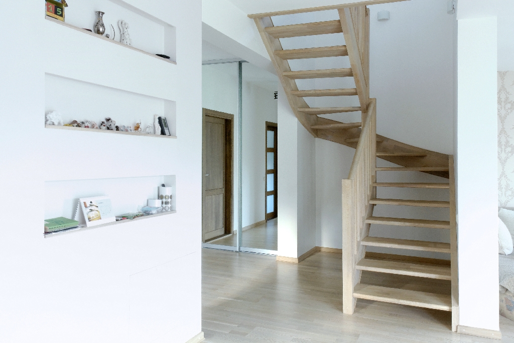 Mediniai laiptai iš ąžuolo masyvo: forma U, spalva Bespalvė 3305.