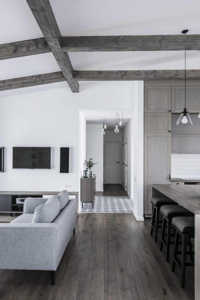 Medinės ąžuolinės grindys: Graphite 3477. Medinės durys: modelis D2F, dažytos RAL-9003.