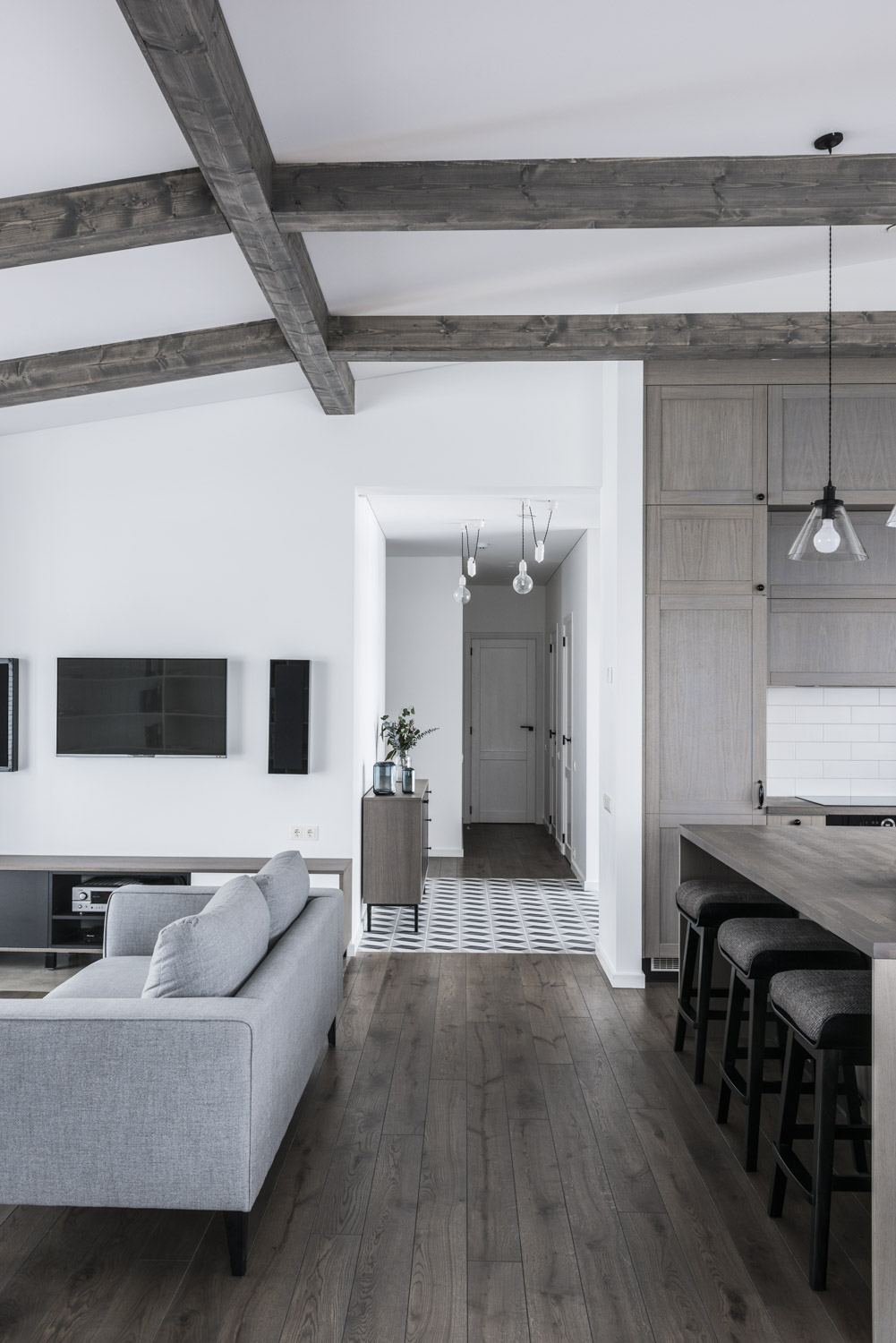 Medinės ąžuolinės grindys: Graphite 3477. Medinės durys: modelis D2F, dažytos RAL-9003.