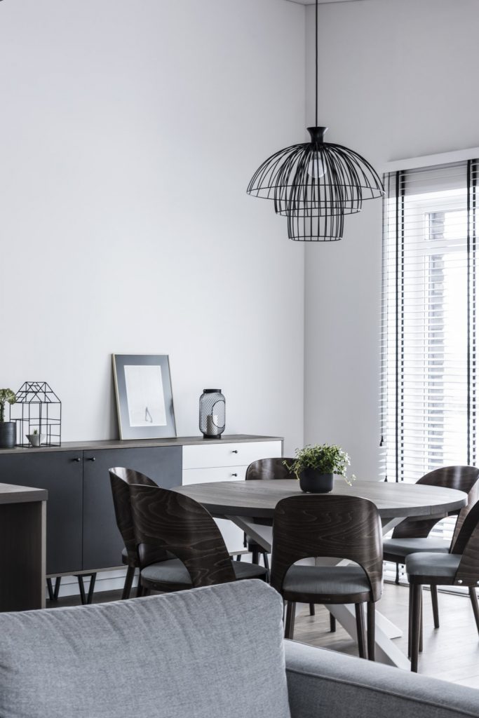 Medinės ąžuolinės grindys: Graphite 3477. Medinės durys: modelis D2F, dažytos RAL-9003.