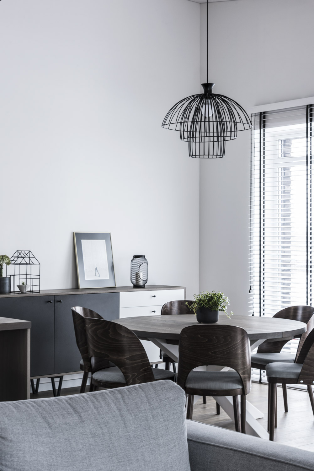 Medinės ąžuolinės grindys: Graphite 3477. Medinės durys: modelis D2F, dažytos RAL-9003.