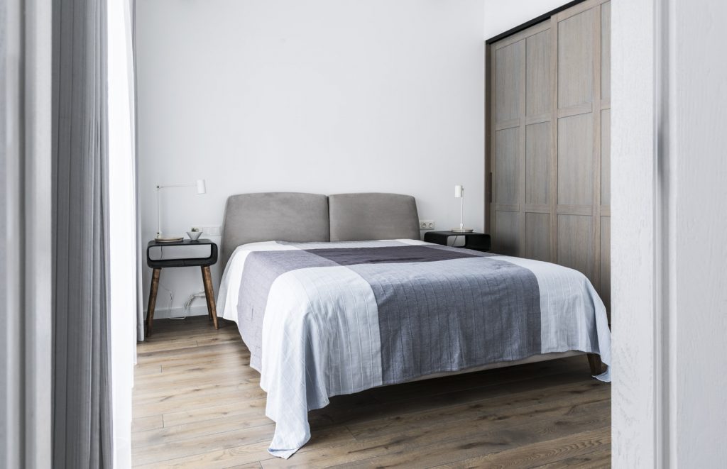 Medinės ąžuolinės grindys: Graphite 3477. Medinės durys: modelis D2F, dažytos RAL-9003.