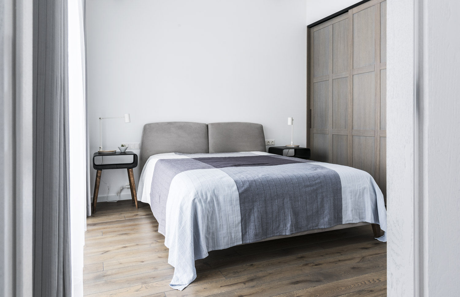 Medinės ąžuolinės grindys: Graphite 3477. Medinės durys: modelis D2F, dažytos RAL-9003.