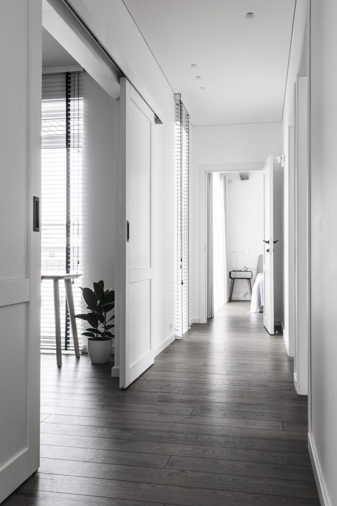 Medinės ąžuolinės grindys: Graphite 3477. Medinės durys: modelis D2F, dažytos RAL-9003.