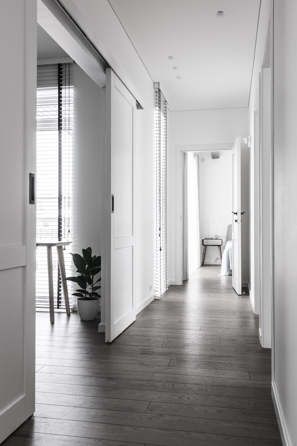 Medinės ąžuolinės grindys: Graphite 3477. Medinės durys: modelis D2F, dažytos RAL-9003.