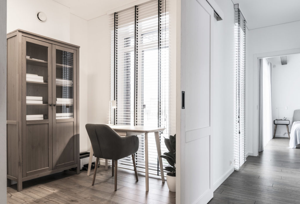 Medinės ąžuolinės grindys: Graphite 3477. Medinės durys: modelis D2F, dažytos RAL-9003.