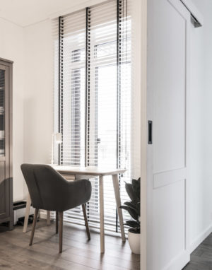 Medinės ąžuolinės grindys: Graphite 3477. Medinės durys: modelis D2F, dažytos RAL-9003.