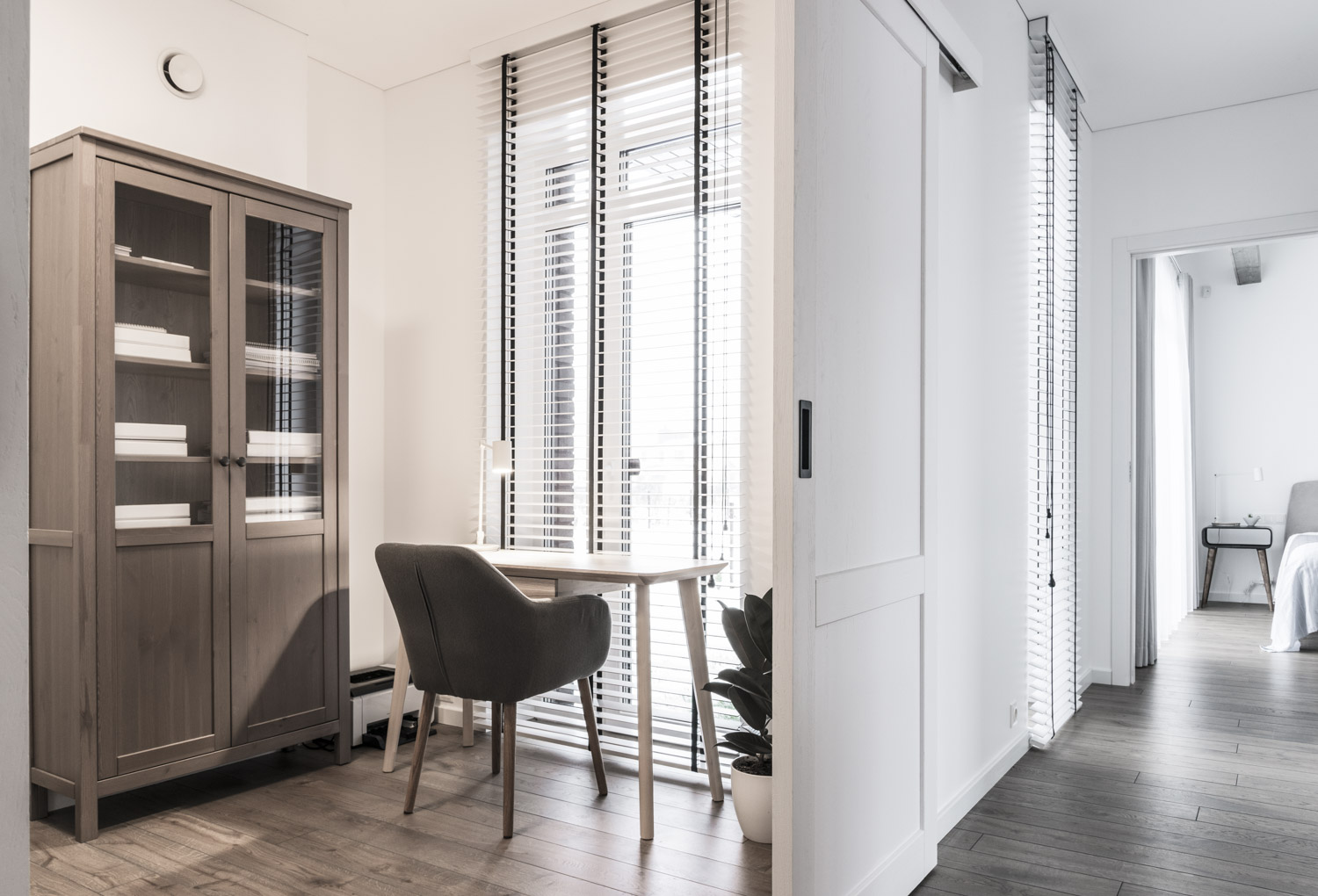 Medinės ąžuolinės grindys: Graphite 3477. Medinės durys: modelis D2F, dažytos RAL-9003.