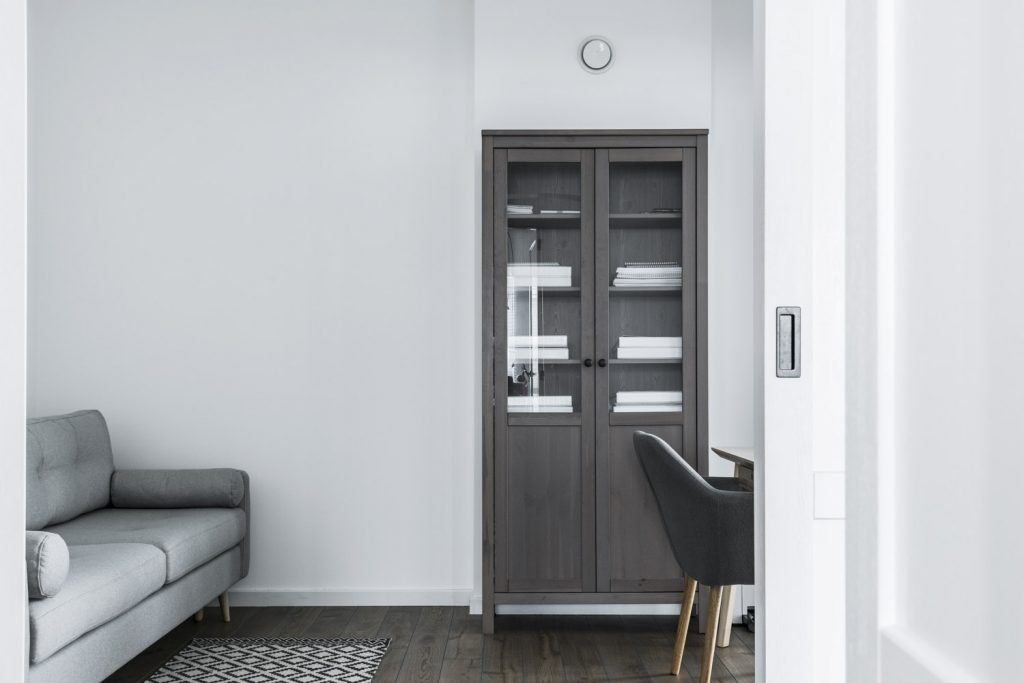 Medinės ąžuolinės grindys: Graphite 3477. Medinės durys: modelis D2F, dažytos RAL-9003.