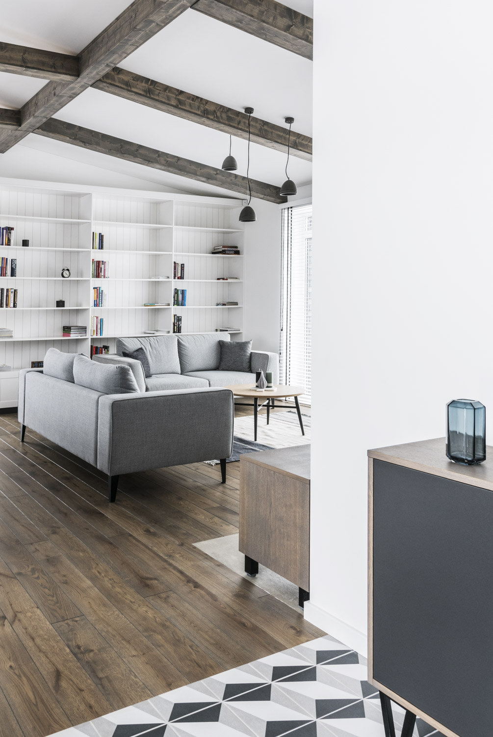 Medinės ąžuolinės grindys: Graphite 3477. Medinės durys: modelis D2F, dažytos RAL-9003.