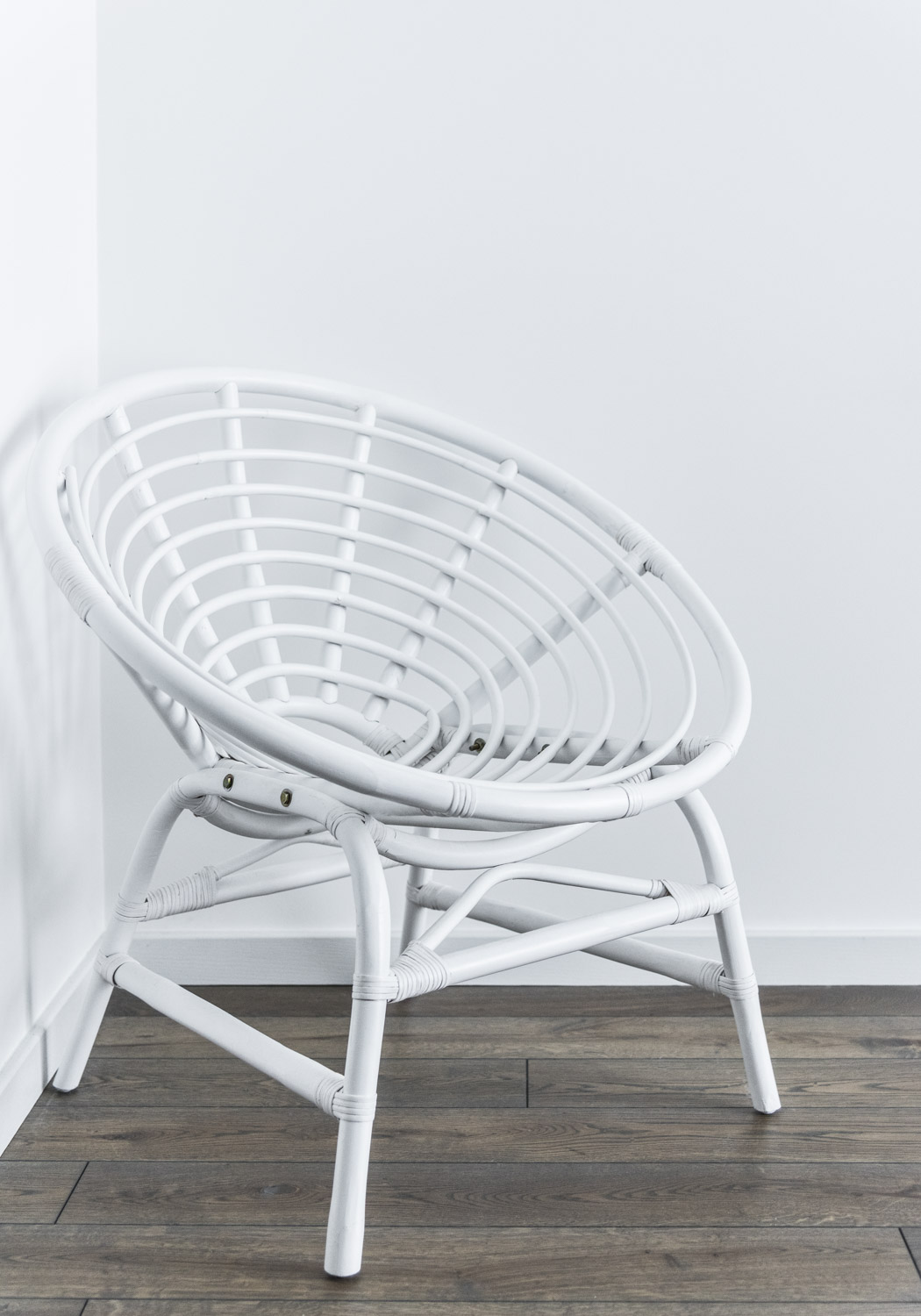 Medinės ąžuolinės grindys: Graphite 3477. Medinės durys: modelis D2F, dažytos RAL-9003.