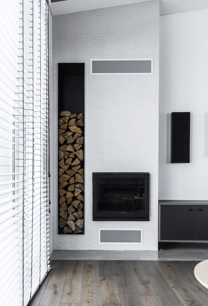 Medinės ąžuolinės grindys: Graphite 3477. Medinės durys: modelis D2F, dažytos RAL-9003.