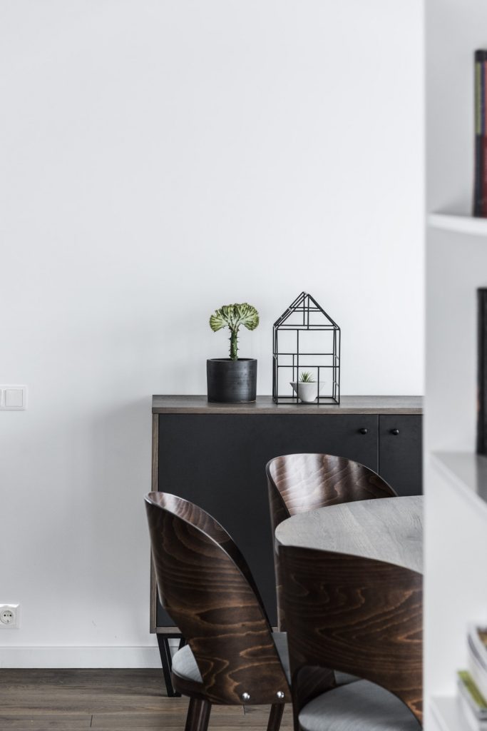 Medinės ąžuolinės grindys: Graphite 3477. Medinės durys: modelis D2F, dažytos RAL-9003.