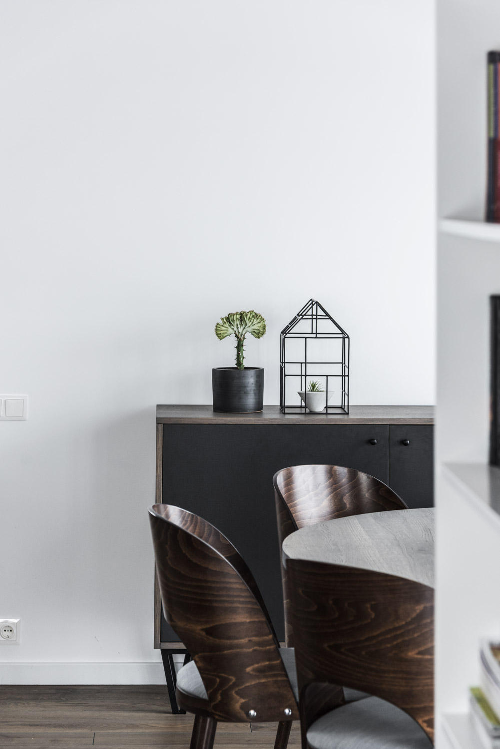 Medinės ąžuolinės grindys: Graphite 3477. Medinės durys: modelis D2F, dažytos RAL-9003.