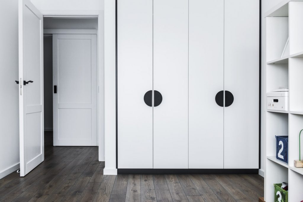 Medinės ąžuolinės grindys: Graphite 3477. Medinės durys: modelis D2F, dažytos RAL-9003.