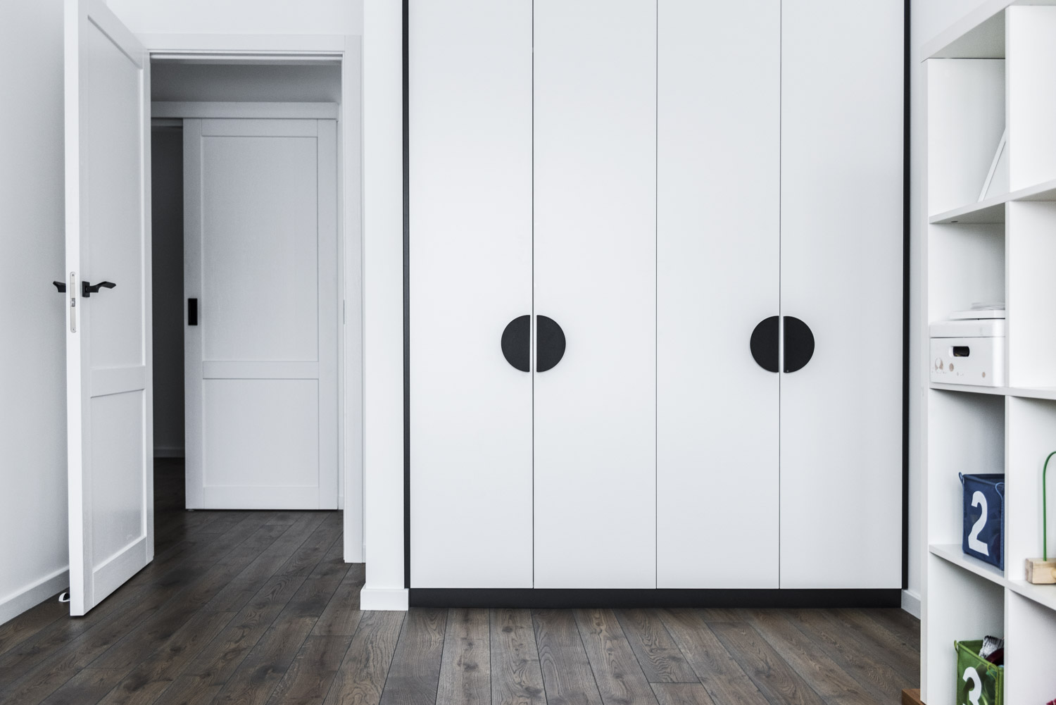 Medinės ąžuolinės grindys: Graphite 3477. Medinės durys: modelis D2F, dažytos RAL-9003.