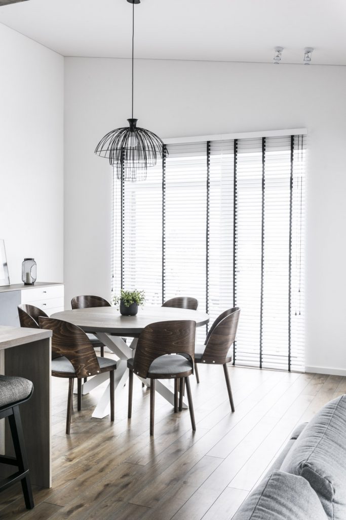 Medinės ąžuolinės grindys: Graphite 3477. Medinės durys: modelis D2F, dažytos RAL-9003.