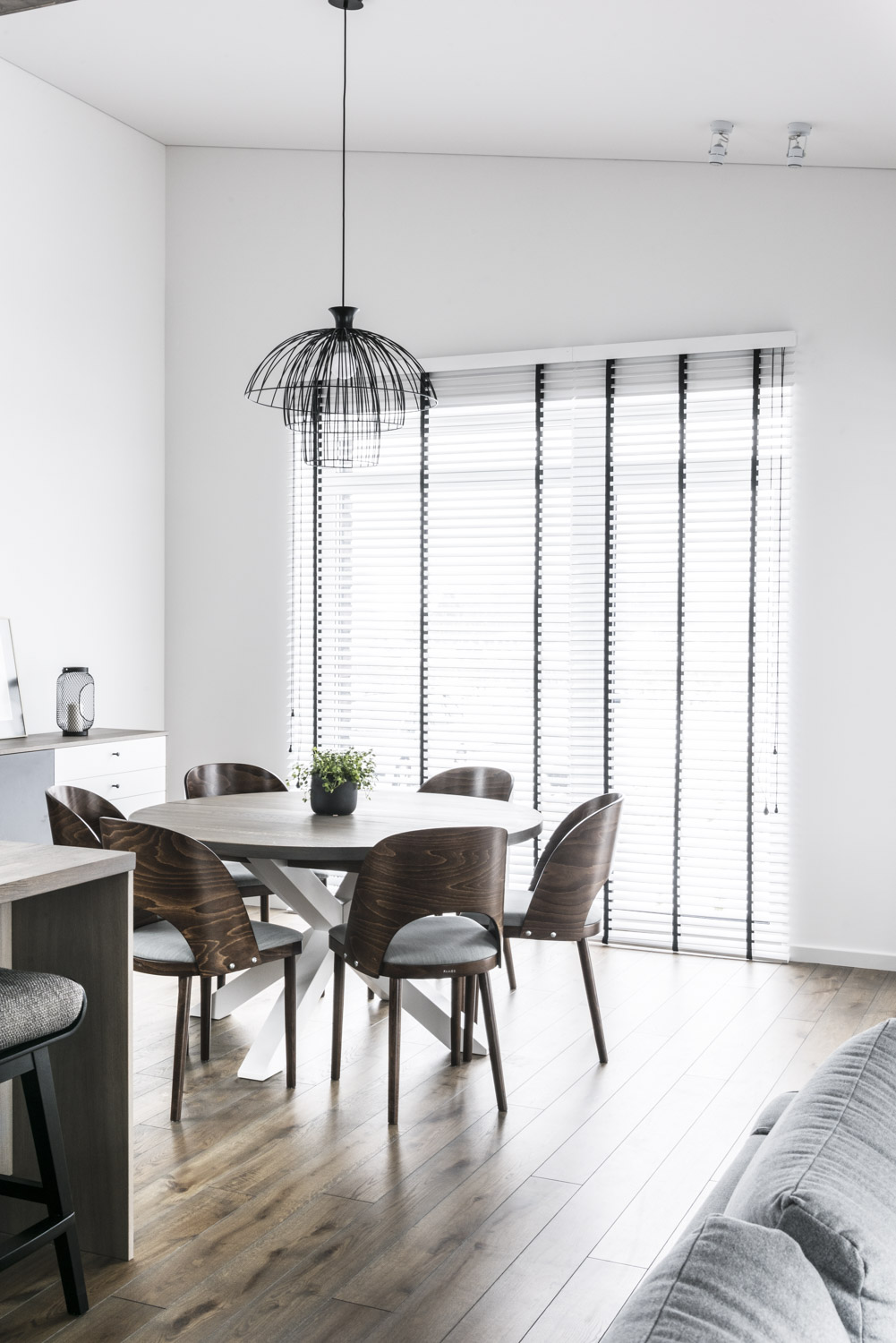 Medinės ąžuolinės grindys: Graphite 3477. Medinės durys: modelis D2F, dažytos RAL-9003.