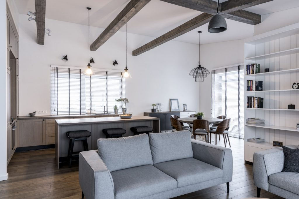 Medinės ąžuolinės grindys: Graphite 3477. Medinės durys: modelis D2F, dažytos RAL-9003.