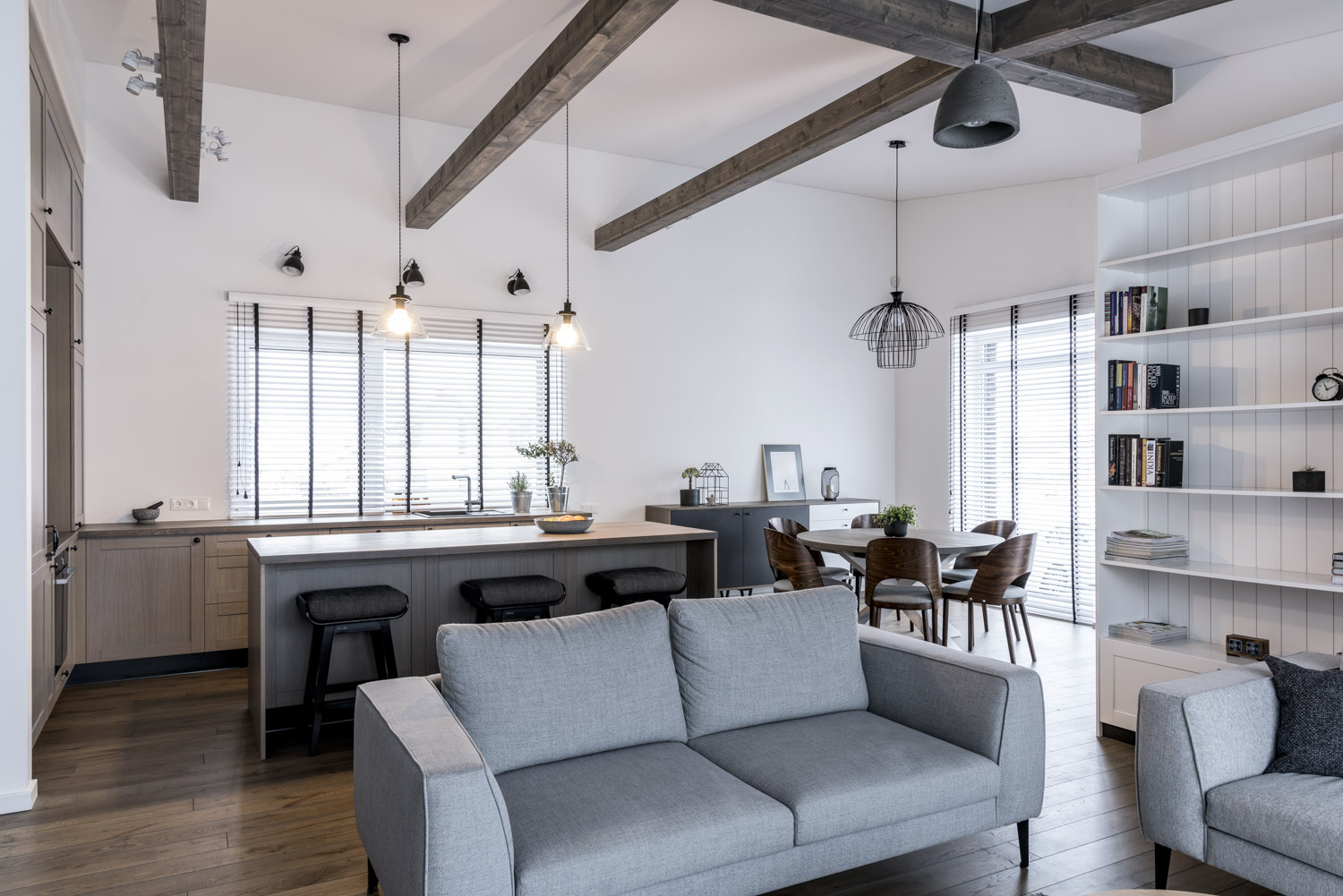 Medinės ąžuolinės grindys: Graphite 3477. Medinės durys: modelis D2F, dažytos RAL-9003.