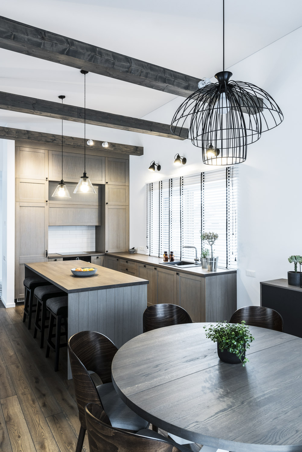 Medinės ąžuolinės grindys: Graphite 3477. Medinės durys: modelis D2F, dažytos RAL-9003.