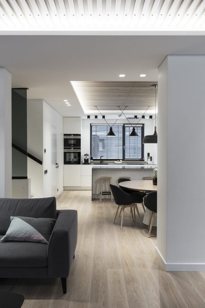 Medinės grindys mediniai laiptai U forma Balta 3408 Medžio stilius