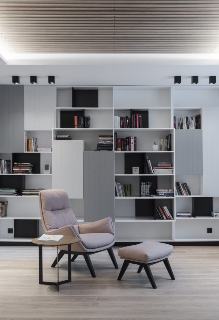 Medinės grindys mediniai laiptai U forma Balta 3408 Medžio stilius