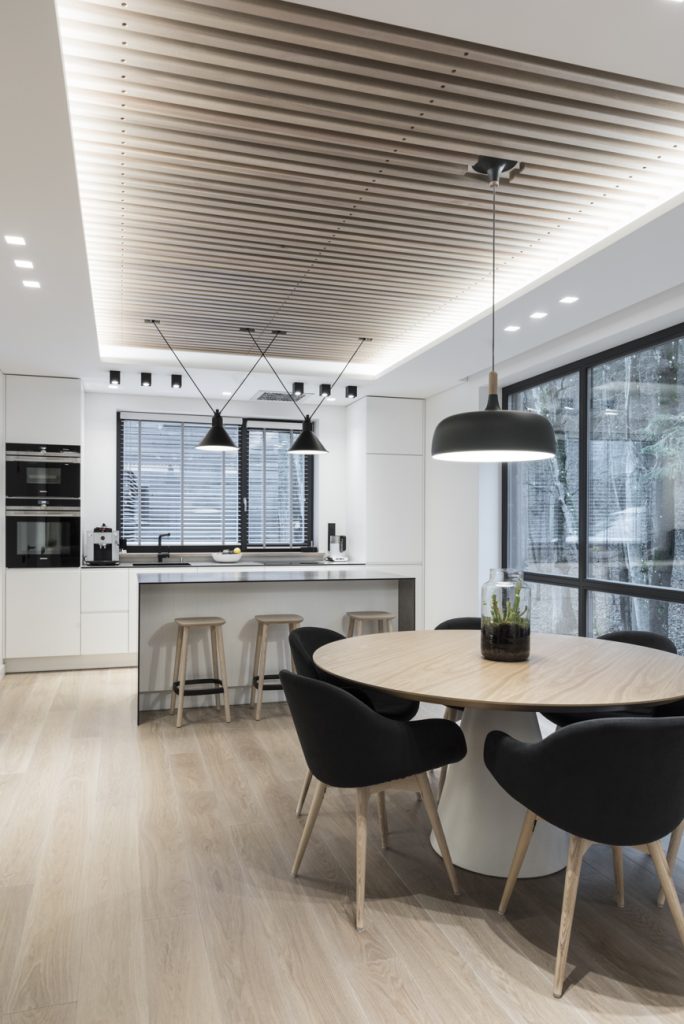 Medinės ąžuolinės grindys. Ąžuoliniai U formos laiptai. Spalva Balta 3408.