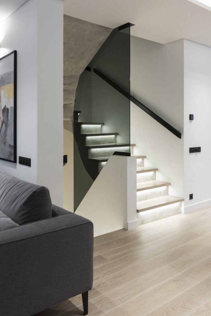 Medinės grindys mediniai laiptai U forma Balta 3408 Medžio stilius