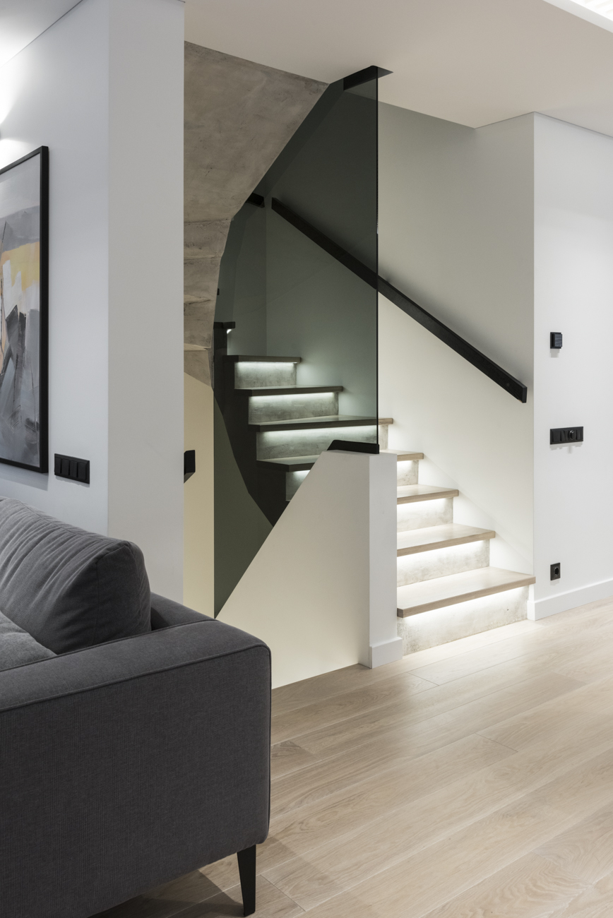 Medinės grindys mediniai laiptai U forma Balta 3408 Medžio stilius