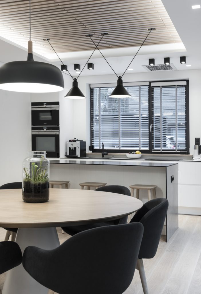 Medinės grindys mediniai laiptai U forma Balta 3408 Medžio stilius