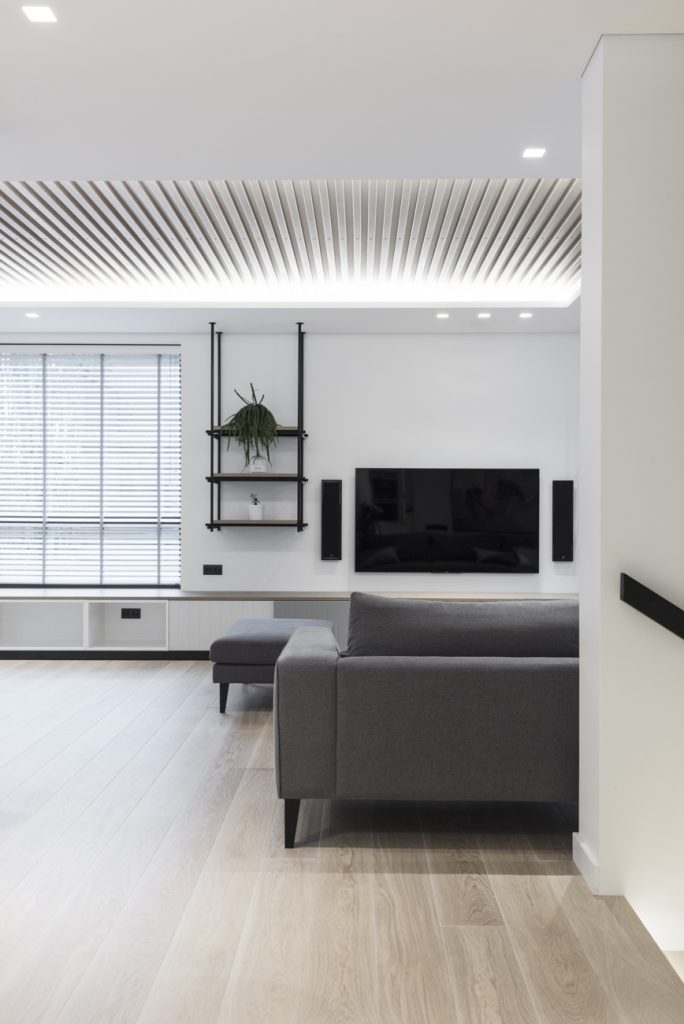 Medinės grindys mediniai laiptai U forma Balta 3408 Medžio stilius