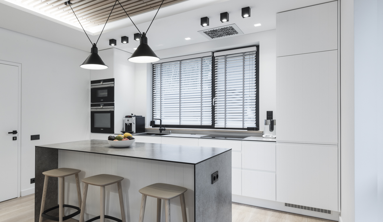 Medinės grindys mediniai laiptai U forma Balta 3408 Medžio stilius