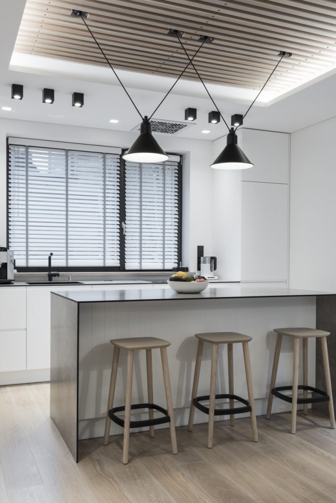 Medinės grindys mediniai laiptai U forma Balta 3408 Medžio stilius