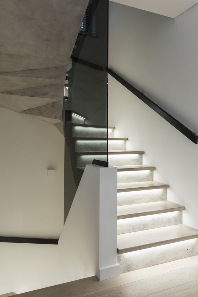 Medinės grindys mediniai laiptai U forma Balta 3408 Medžio stilius