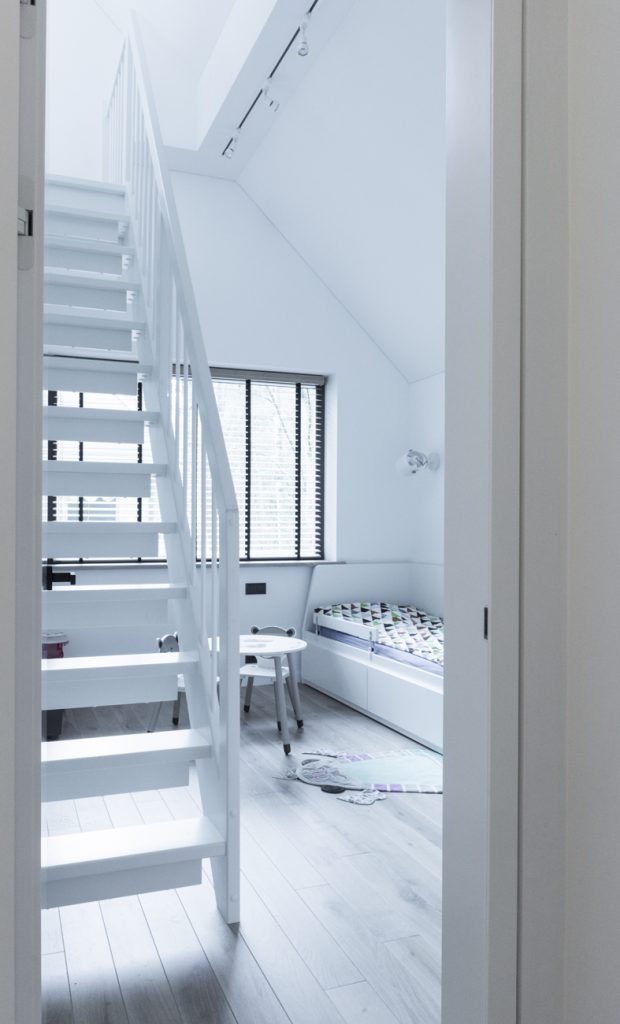 Medinės grindys mediniai laiptai U forma Balta 3408 Medžio stilius