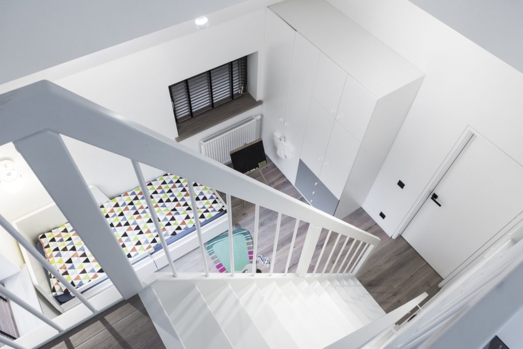 Medinės grindys mediniai laiptai U forma Balta 3408 Medžio stilius