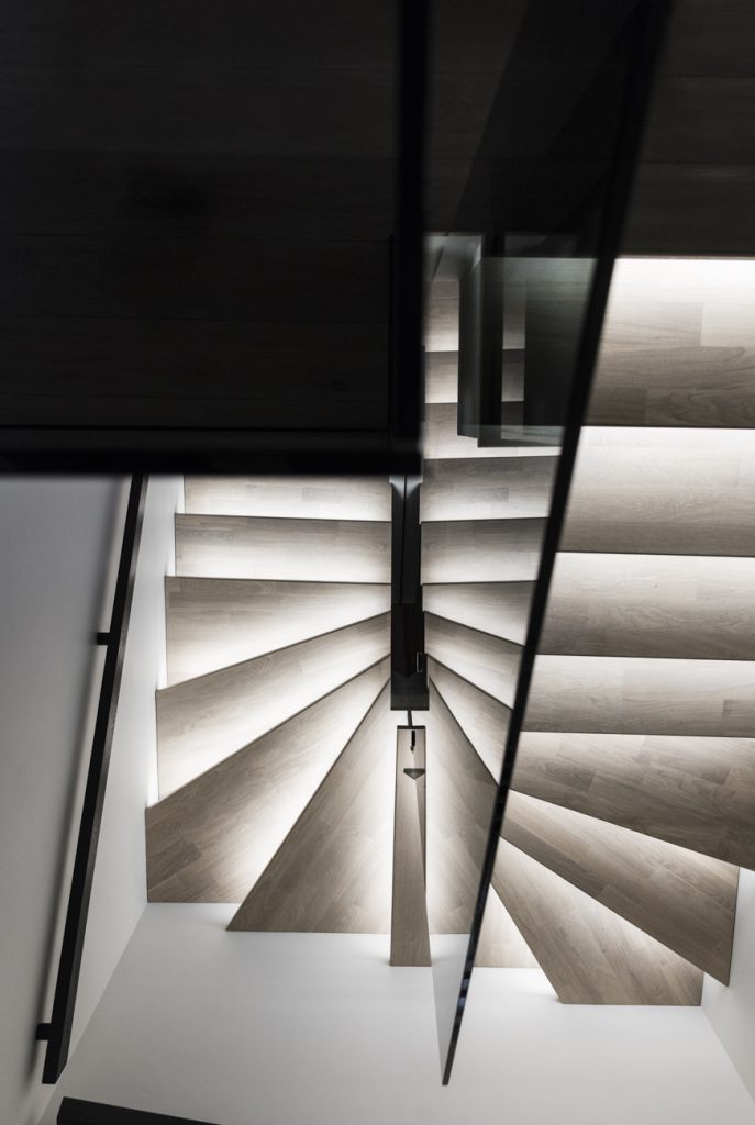 Medinės grindys mediniai laiptai U forma Balta 3408 Medžio stilius