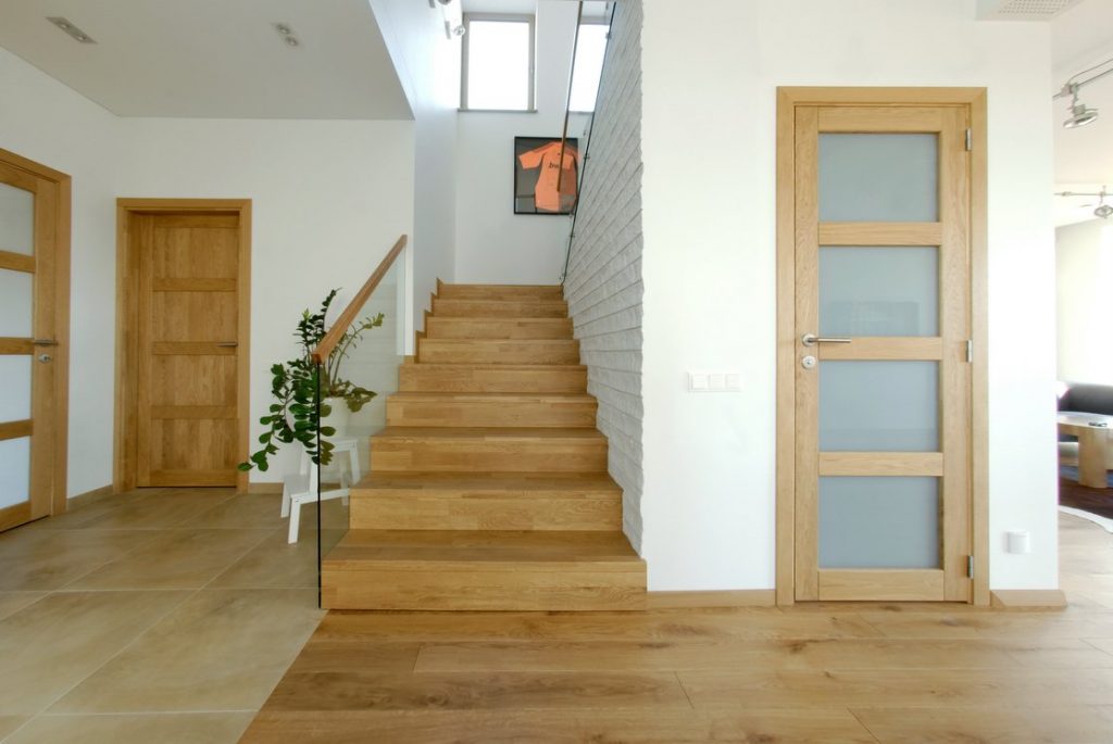 Medinės ąžuolinės masyvo durys: modelis D4F4S, spalva Riešutas 3481.