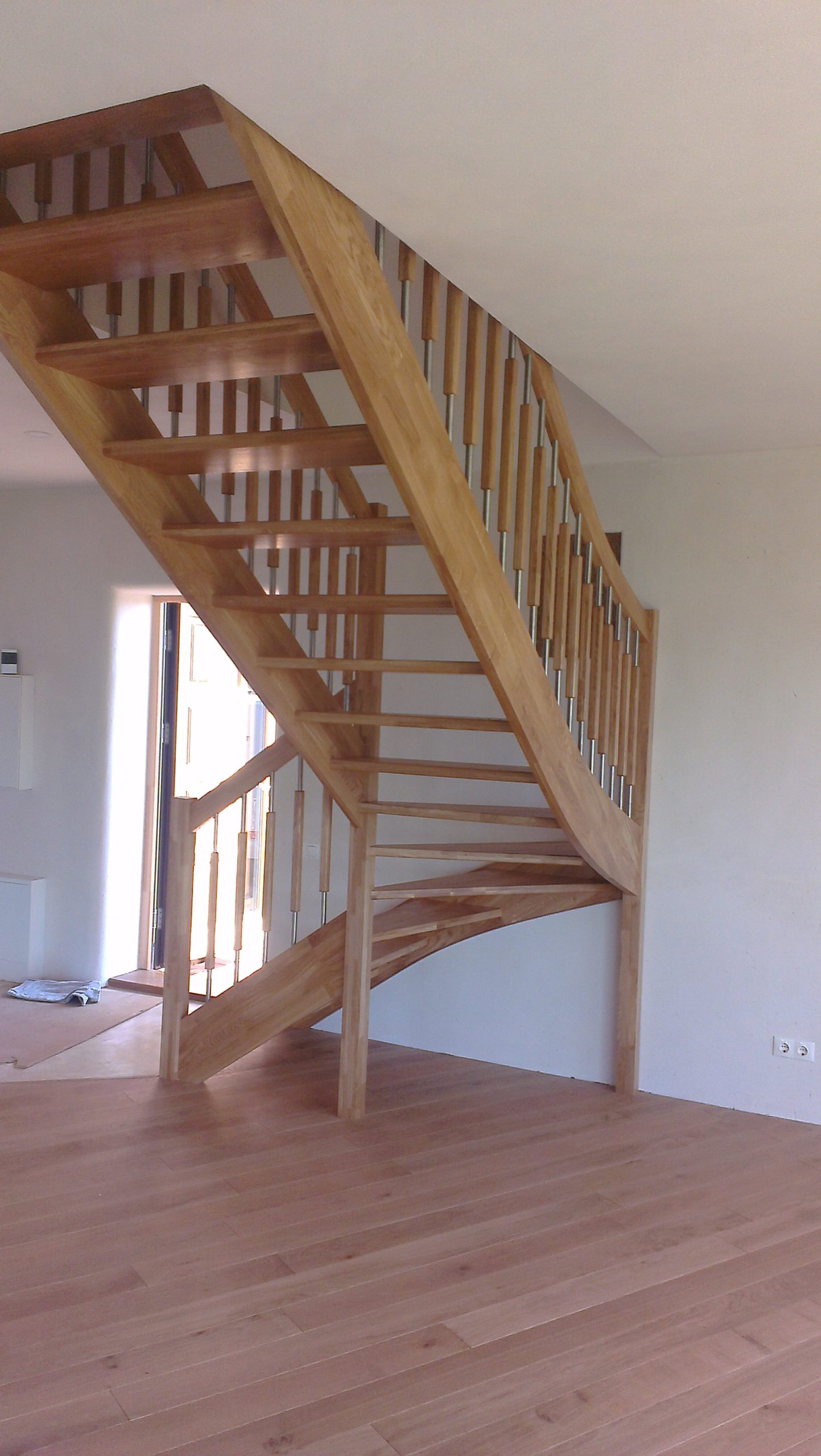 Mediniai ąžuolo masyvo laiptai: forma L, spalva Bespalvė 3305.